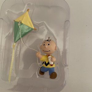 1998 Hallmark Keepsake Going Up? Charlie Brown Peanuts Ornament
